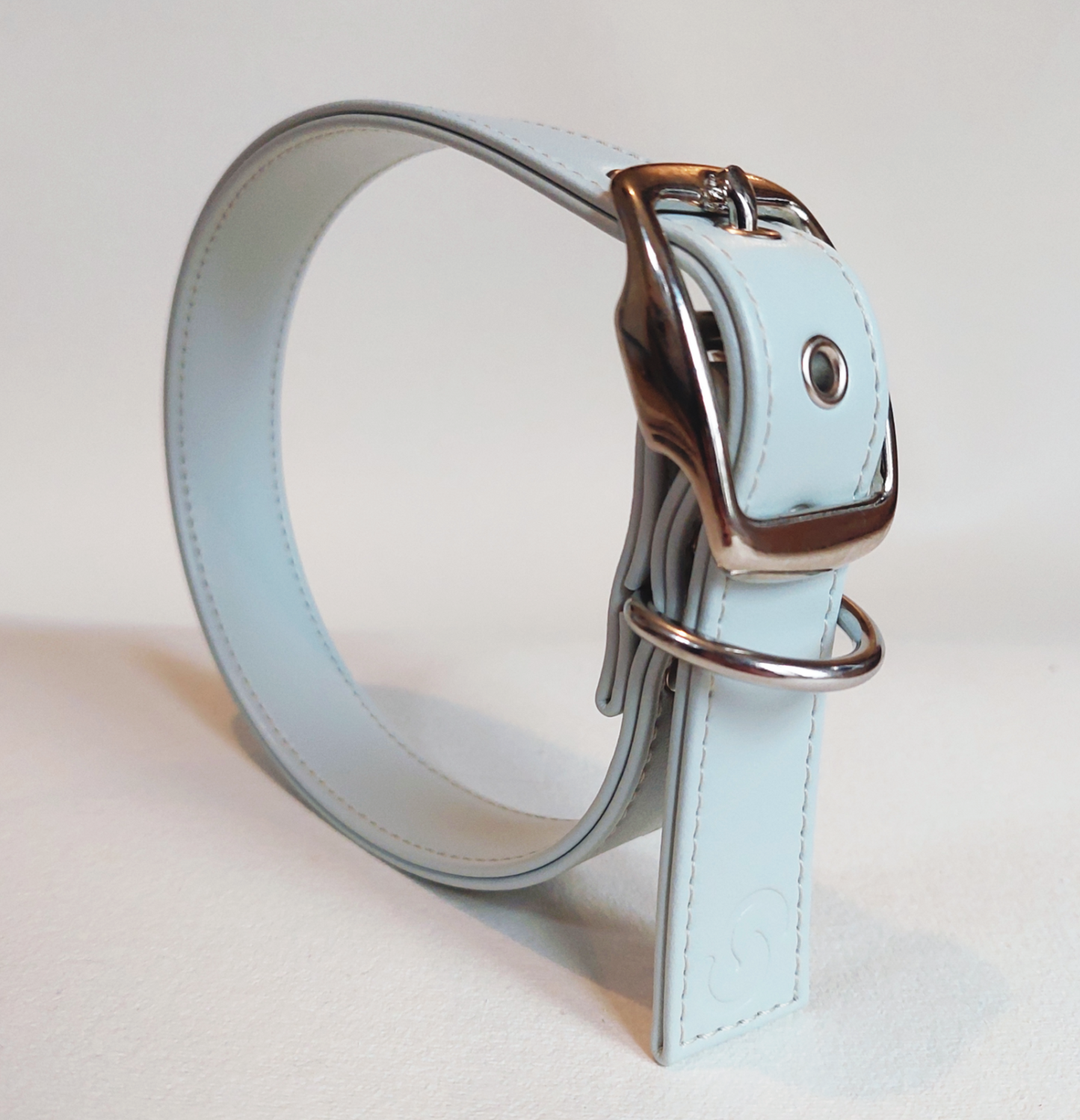 Apple leather dog collar — Ice Blue close-up detail