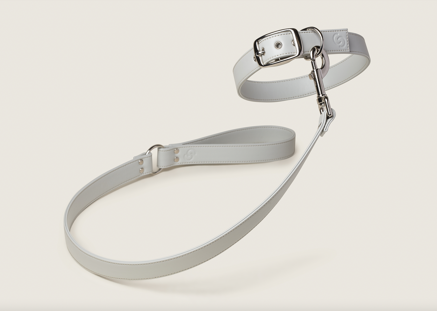 Apple leather dog collar and lead set — Striking Silver